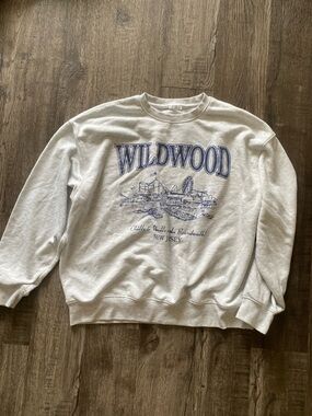Gildan White Crewneck Sweatshirt with Blue Wildwood Print